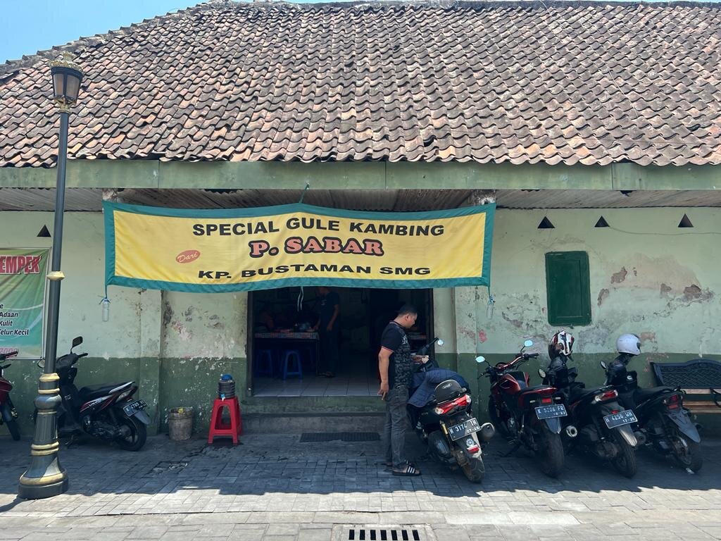 Lezatnya Gulai Kambing Bustaman Pak Sabar yang Biking Nagih, Wajib Dicoba Saat Berkunjung ke Kota Lama Semarang!